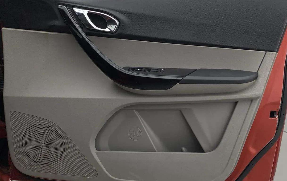 2018 Tata Tiago XZA PETROL, Petrol, Automatic, 73,569 km, Driver Side Door Panels Control