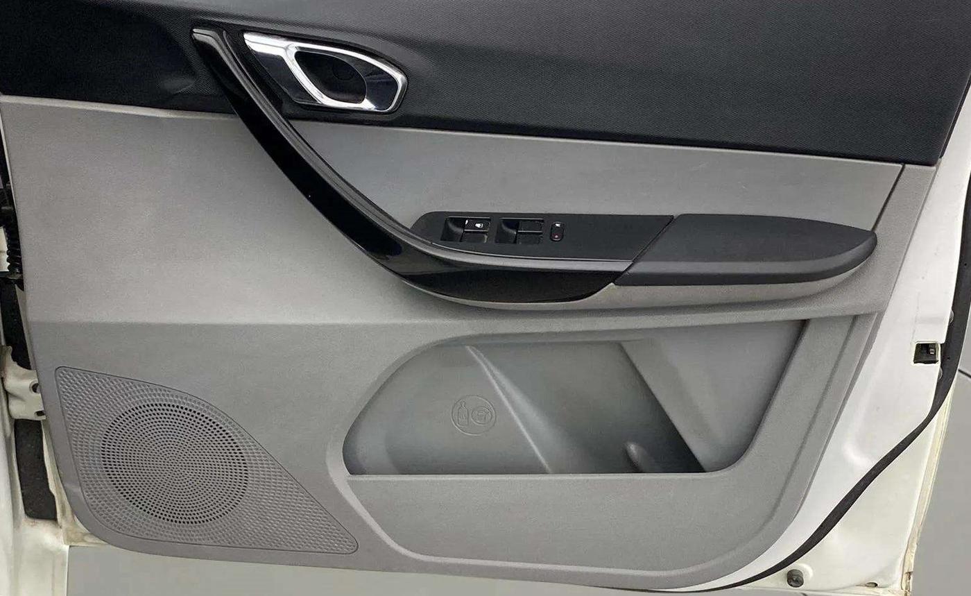2020 Tata Tiago XZ PETROL, Petrol, Manual, 76,103 km, Driver Side Door Panels Control