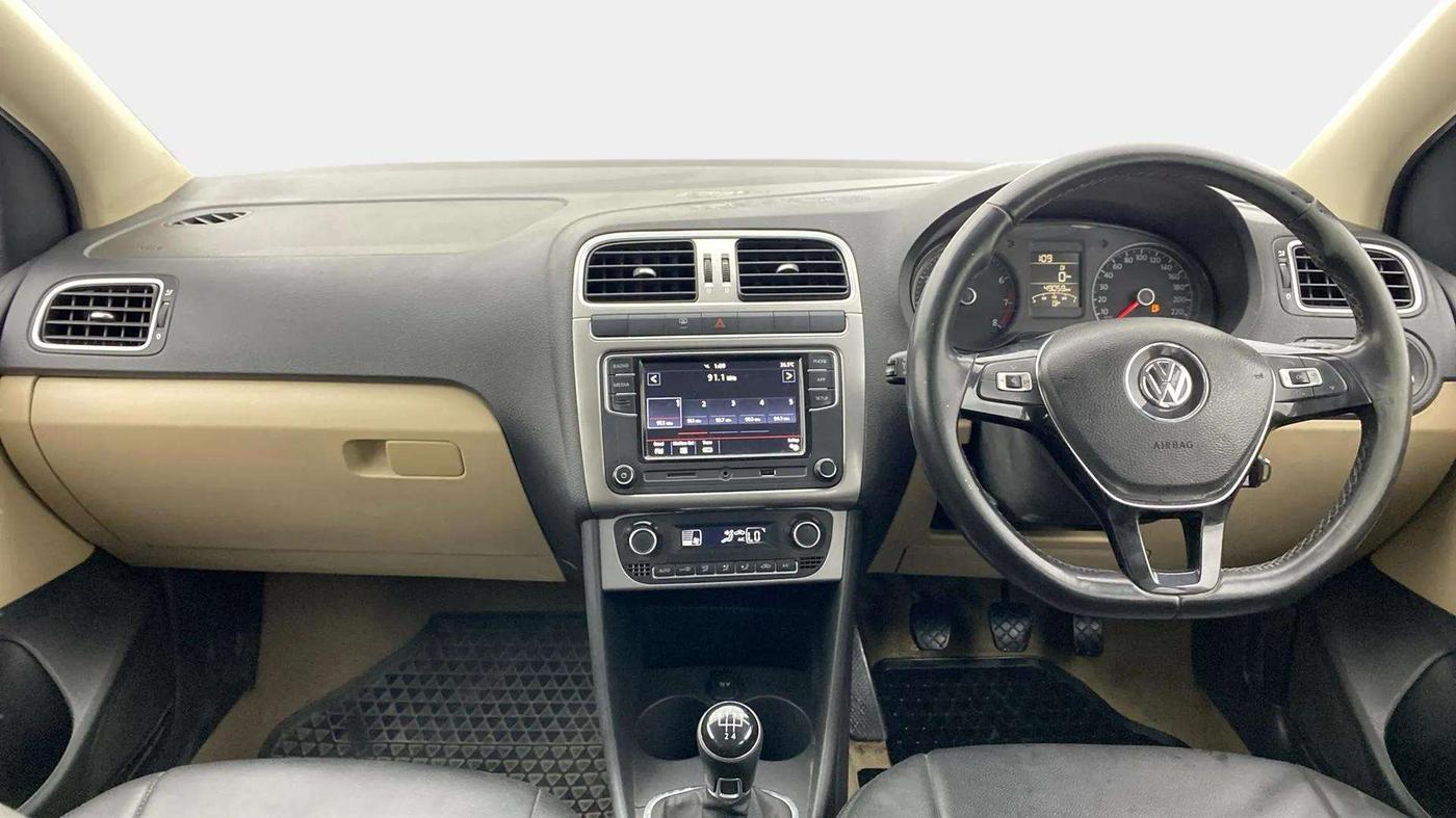 2017 Volkswagen Polo HIGHLINE1.2L, Petrol, Manual, 49,289 km, Dashboard