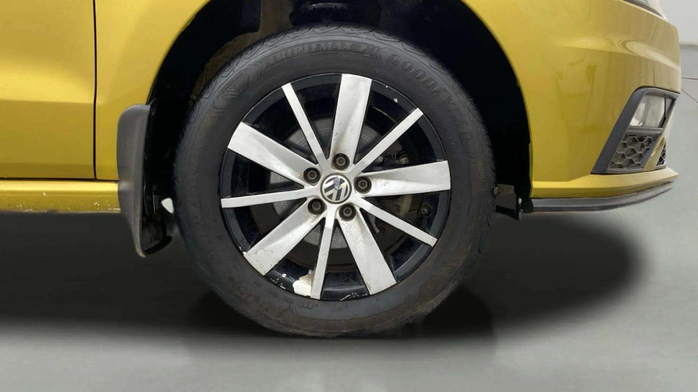 2017 Volkswagen Polo HIGHLINE1.2L, Petrol, Manual, 49,289 km, Right Front Wheel