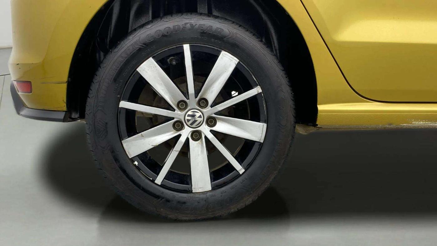 2017 Volkswagen Polo HIGHLINE1.2L, Petrol, Manual, 49,289 km, Right Rear Wheel