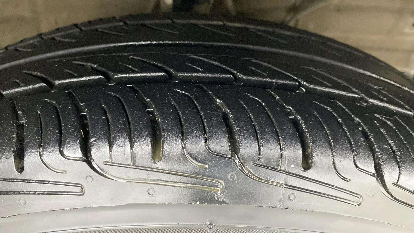 2021 Maruti Swift LXI, Petrol, Manual, 90,496 km, Right Front Tyre Tread