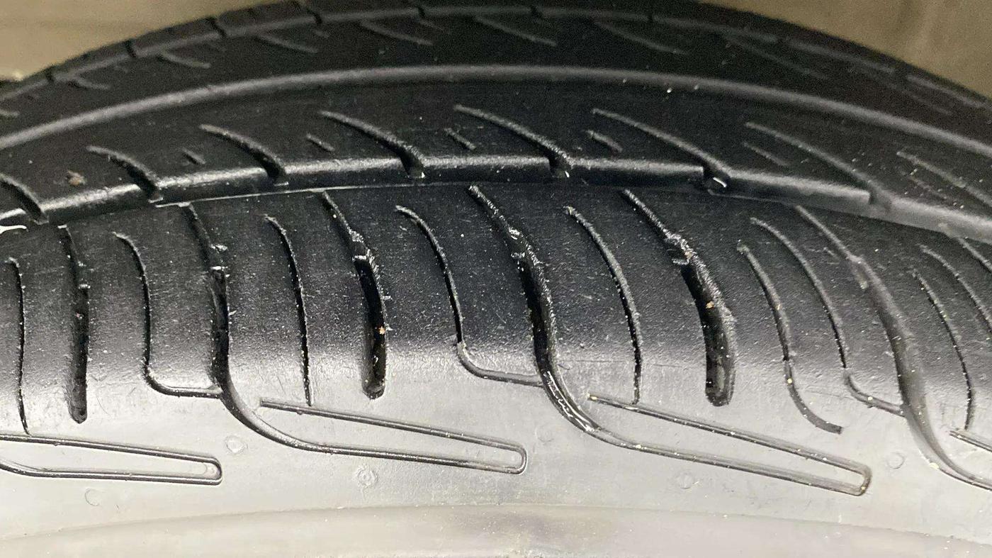 2021 Maruti Swift LXI, Petrol, Manual, 90,496 km, Left Front Tyre Tread