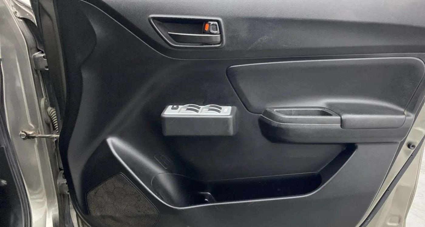2021 Maruti Swift LXI, Petrol, Manual, 90,496 km, Driver Side Door Panels Control