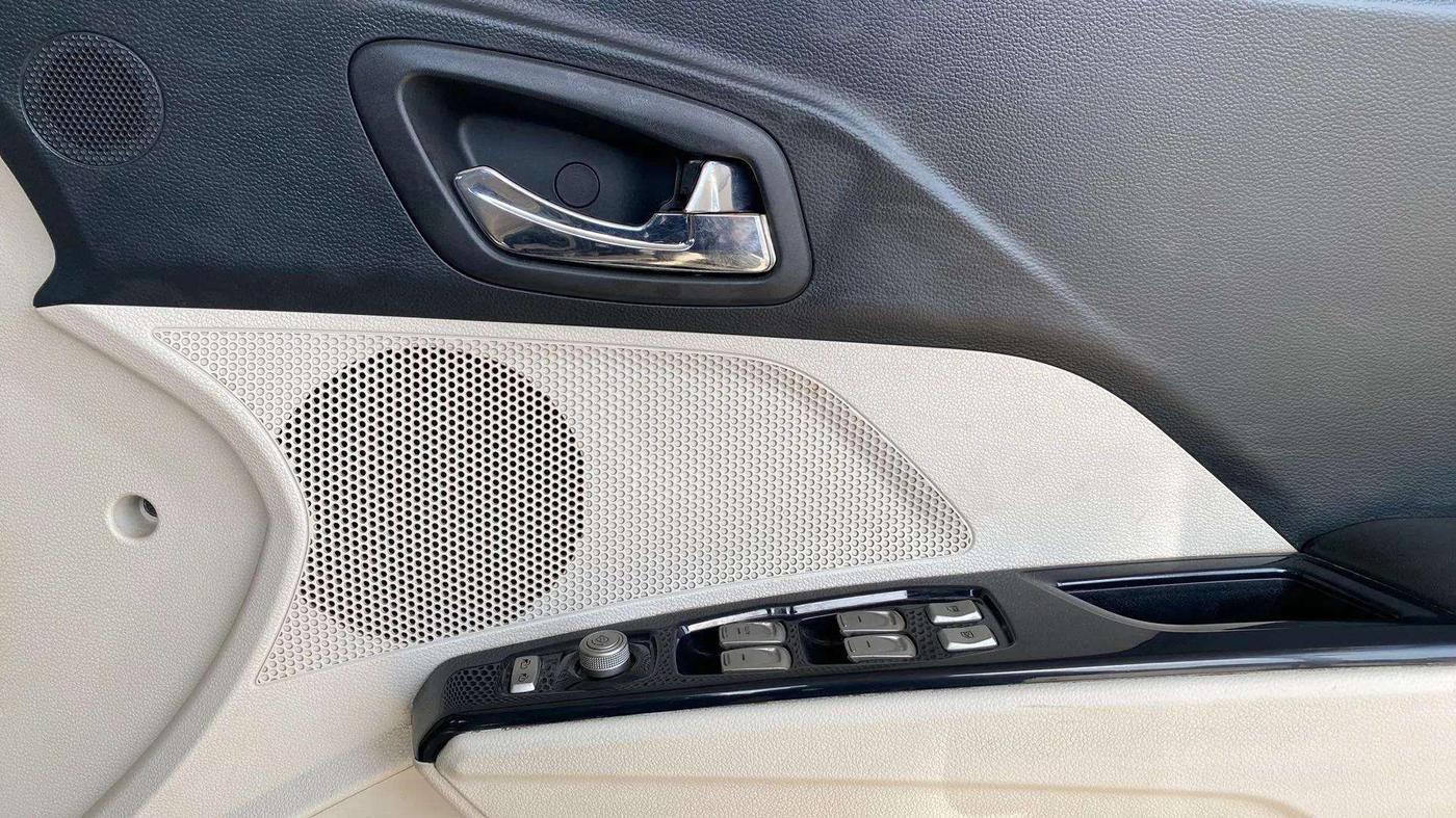 2019 Mahindra XUV300 W8 (O) 1.2 PETROL, Petrol, Manual, 55,545 km, Driver Side Door Panels Control