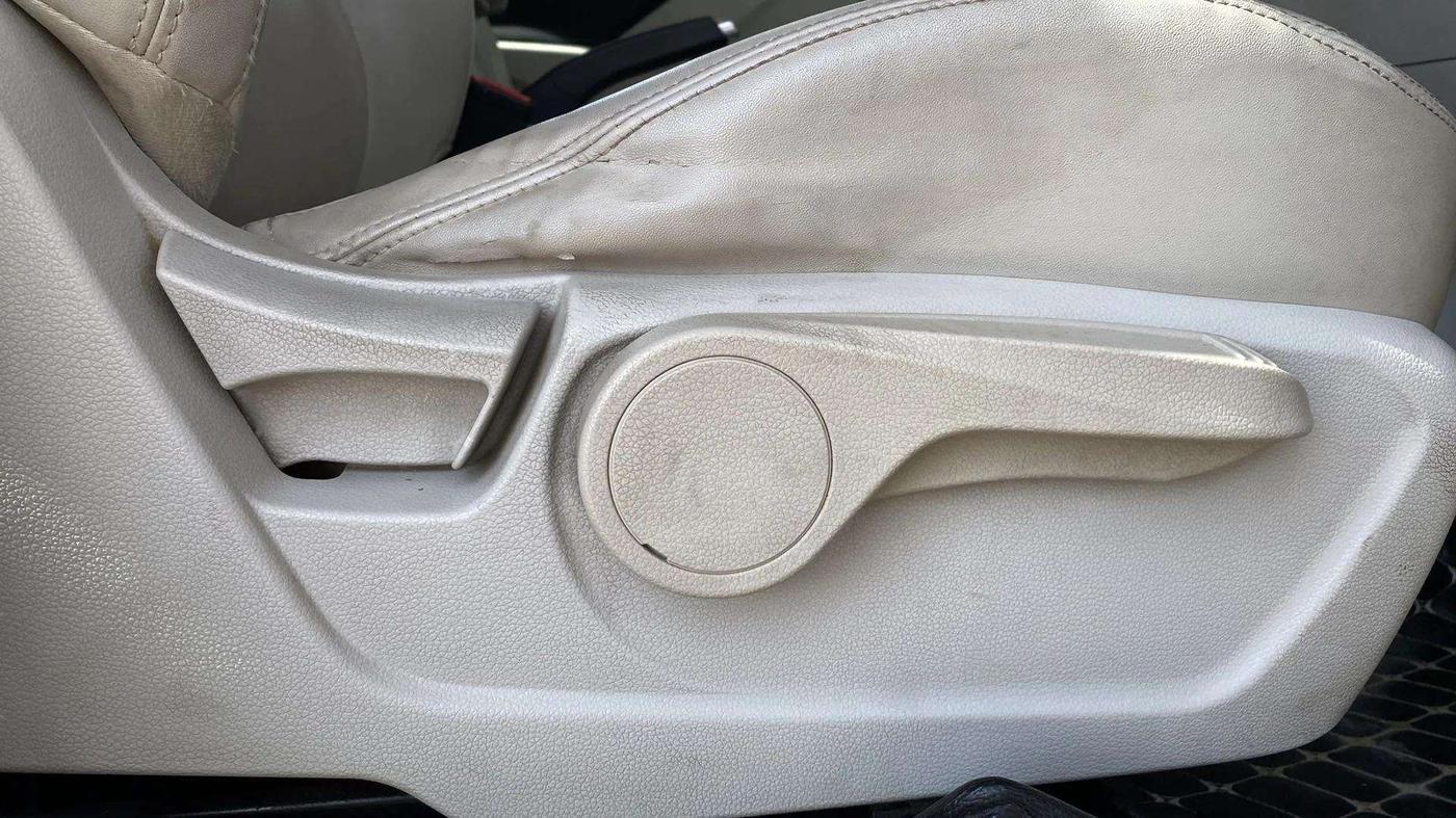 2019 Mahindra XUV300 W8 (O) 1.2 PETROL, Petrol, Manual, 55,545 km, Driver Side Adjustment Panel