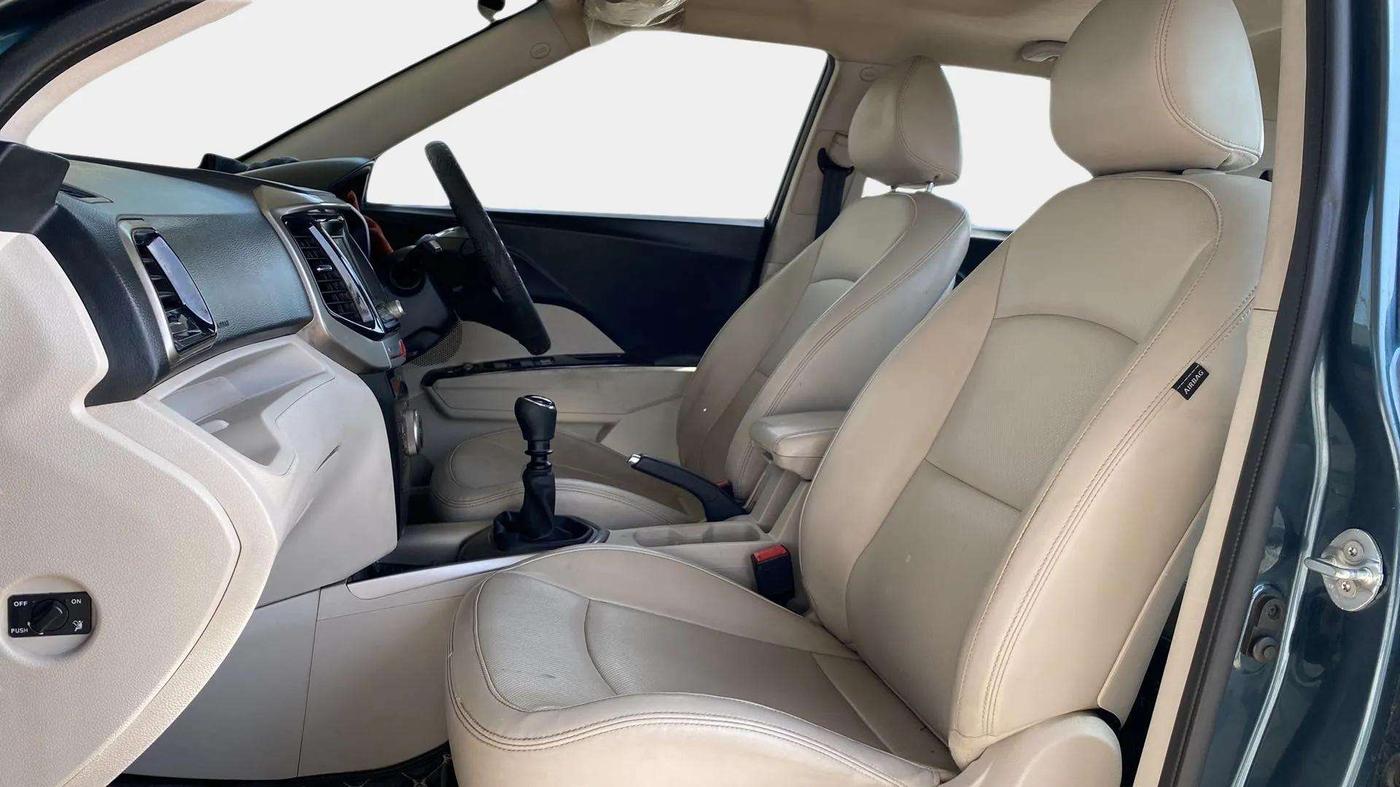 2019 Mahindra XUV300 W8 (O) 1.2 PETROL, Petrol, Manual, 55,545 km, Right Side Front Door Cabin