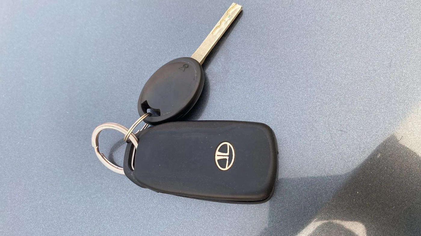 2023 Tata NEXON XM SUNROOF PETROL, Petrol, Manual, 30,367 km, Key Close Up