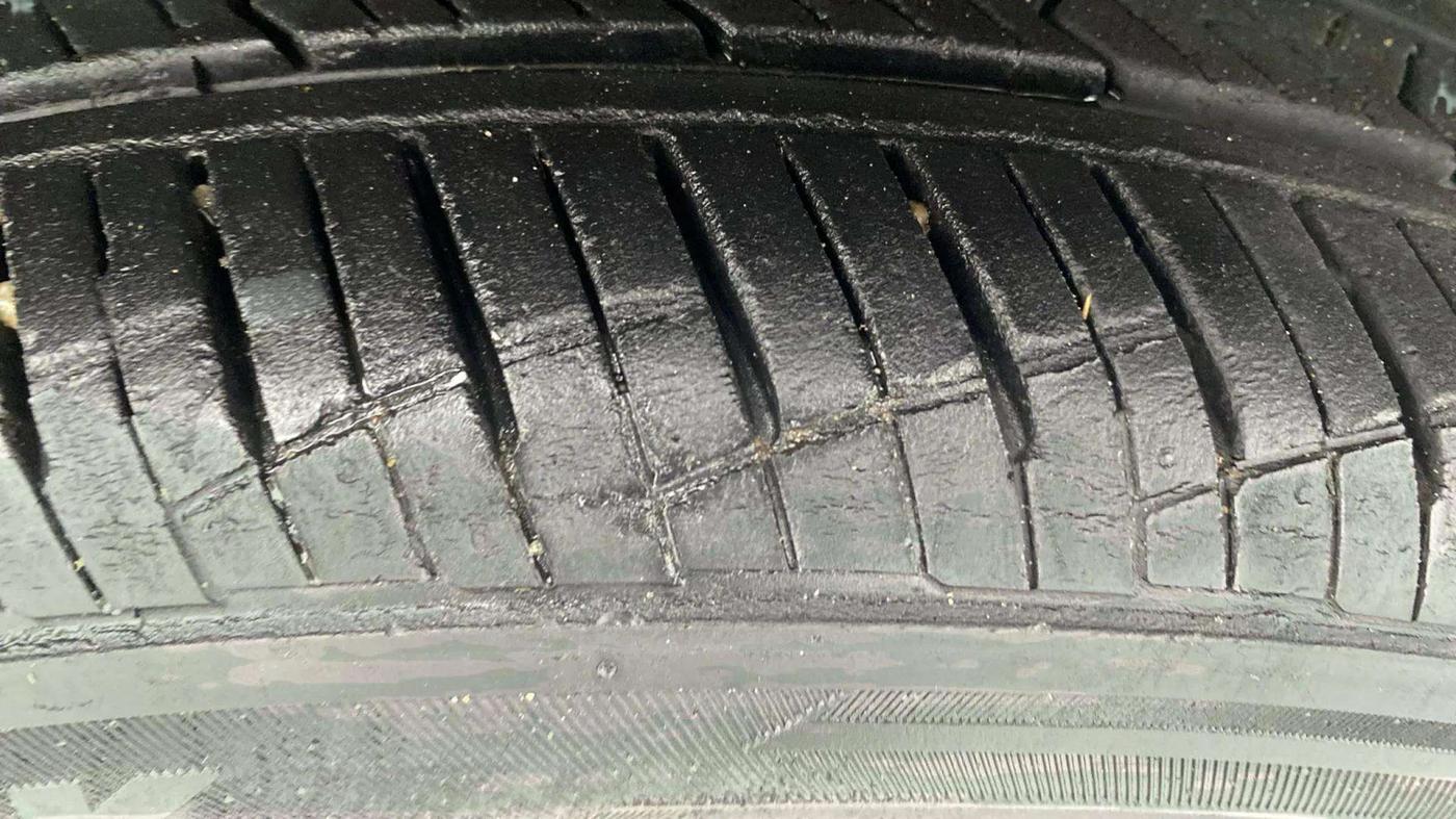 2021 Hyundai NEW I20 ASTA 1.2 AT, Petrol, Automatic, 27,393 km, Left Front Tyre Tread