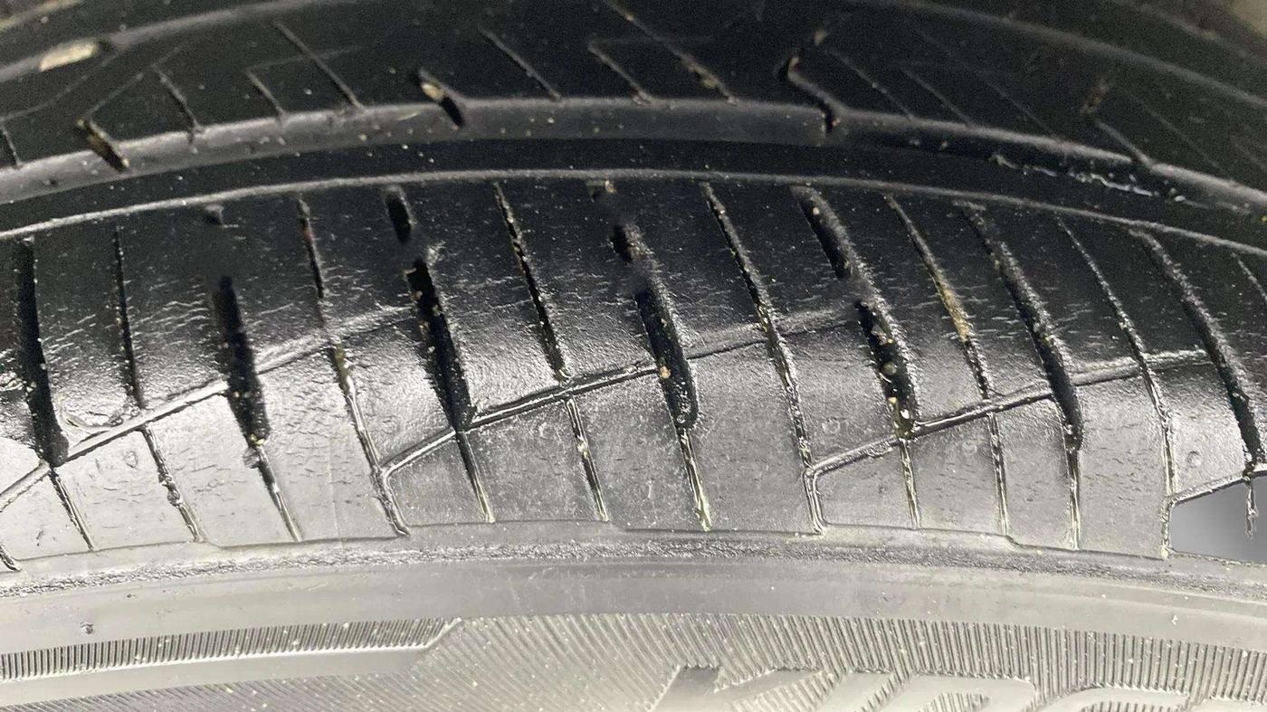 2021 Hyundai NEW I20 ASTA 1.2 AT, Petrol, Automatic, 27,393 km, Right Front Tyre Tread