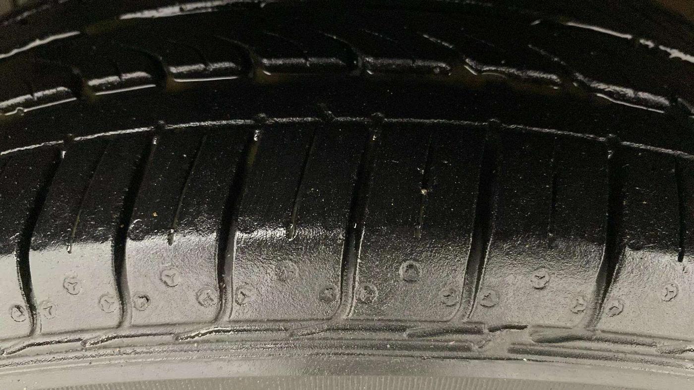 2018 Maruti Ciaz ZETA 1.4  MT PETROL, CNG, Manual, 50,672 km, Left Front Tyre Tread