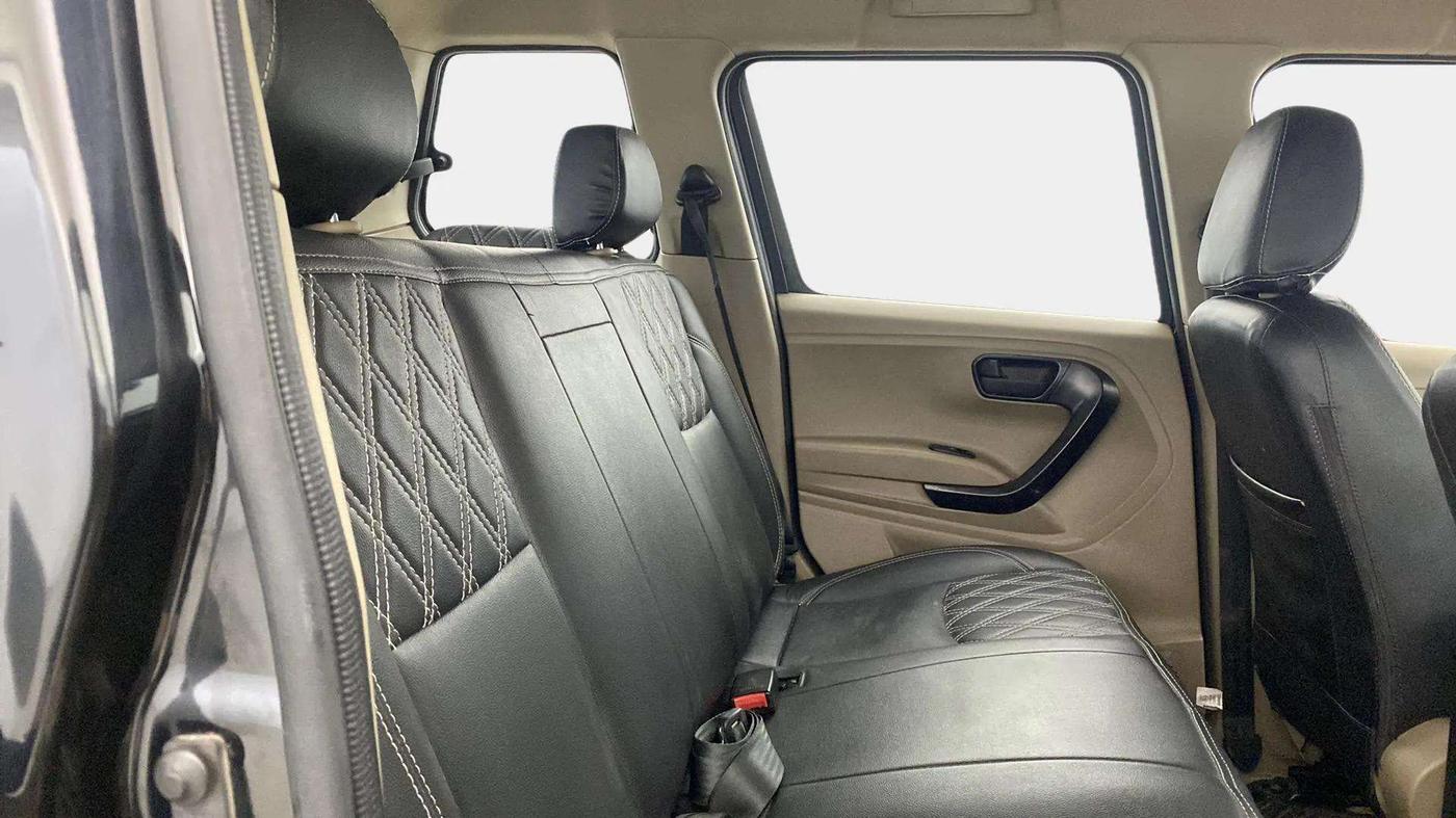 2022 Mahindra BOLERO NEO N 8, Diesel, Manual, 53,850 km, Right Side Rear Door Cabin