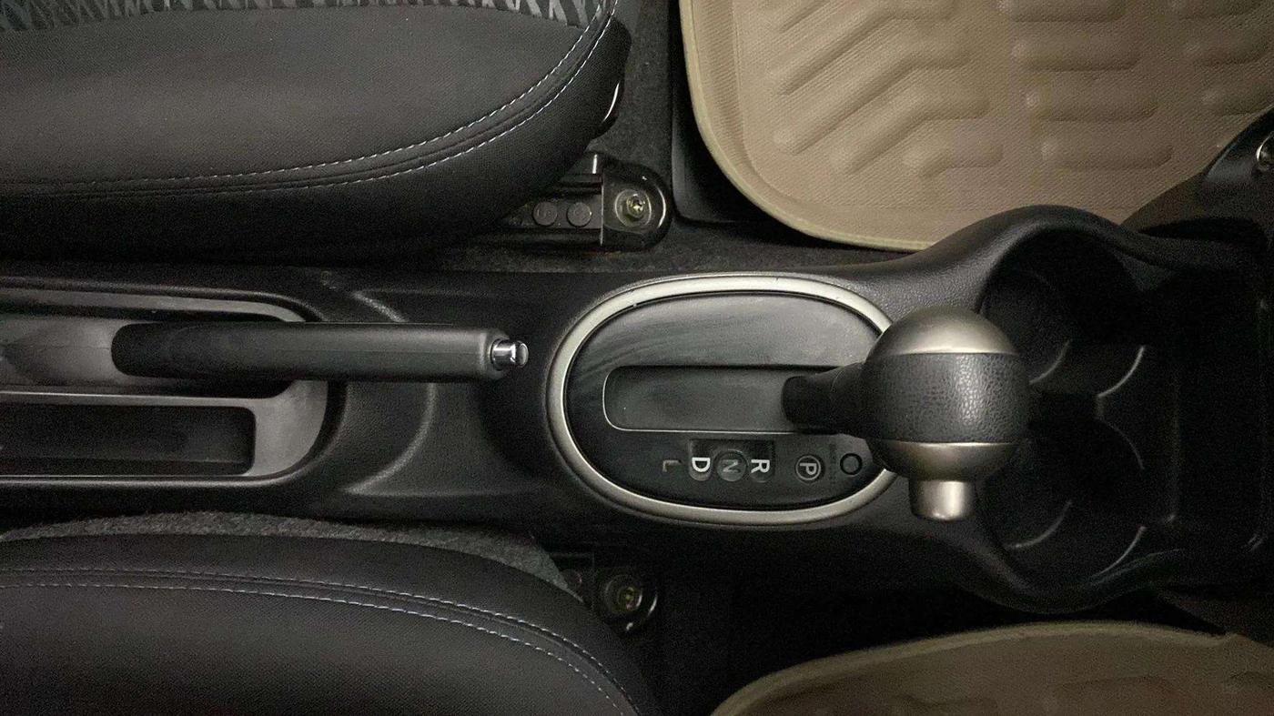 2017 Nissan Micra XV CVT, Petrol, Automatic, 28,171 km, Gear Lever