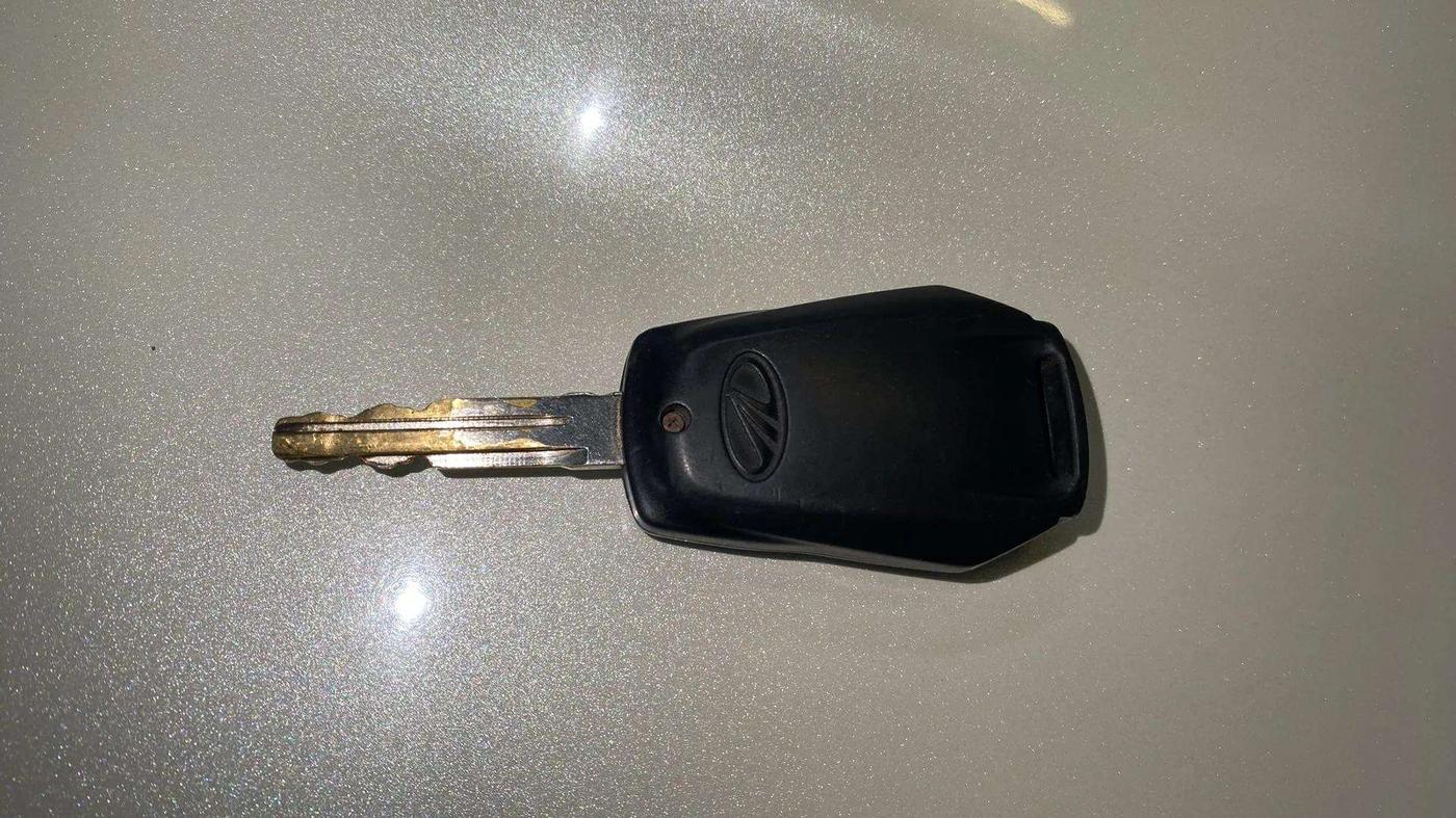 2018 Mahindra KUV 100 NXT K4+ P 6 STR, Petrol, Manual, 54,570 km, Key Close Up
