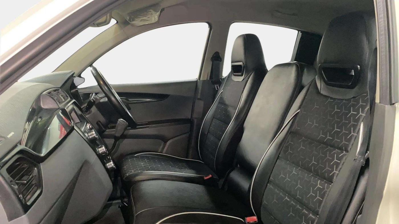 2018 Mahindra KUV 100 NXT K4+ P 6 STR, Petrol, Manual, 54,570 km, Right Side Front Door Cabin