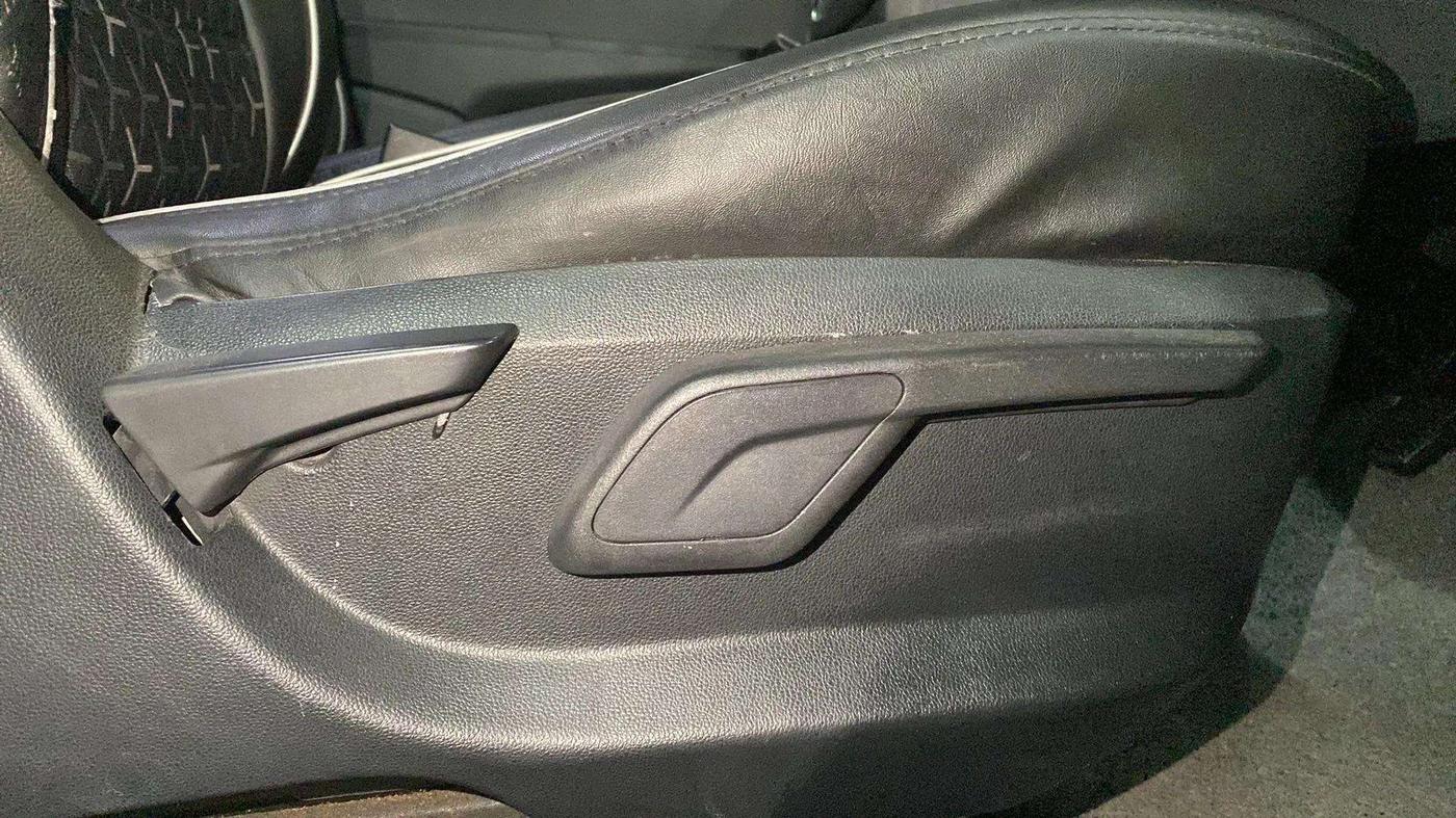 2018 Mahindra KUV 100 NXT K4+ P 6 STR, Petrol, Manual, 54,570 km, Driver Side Adjustment Panel