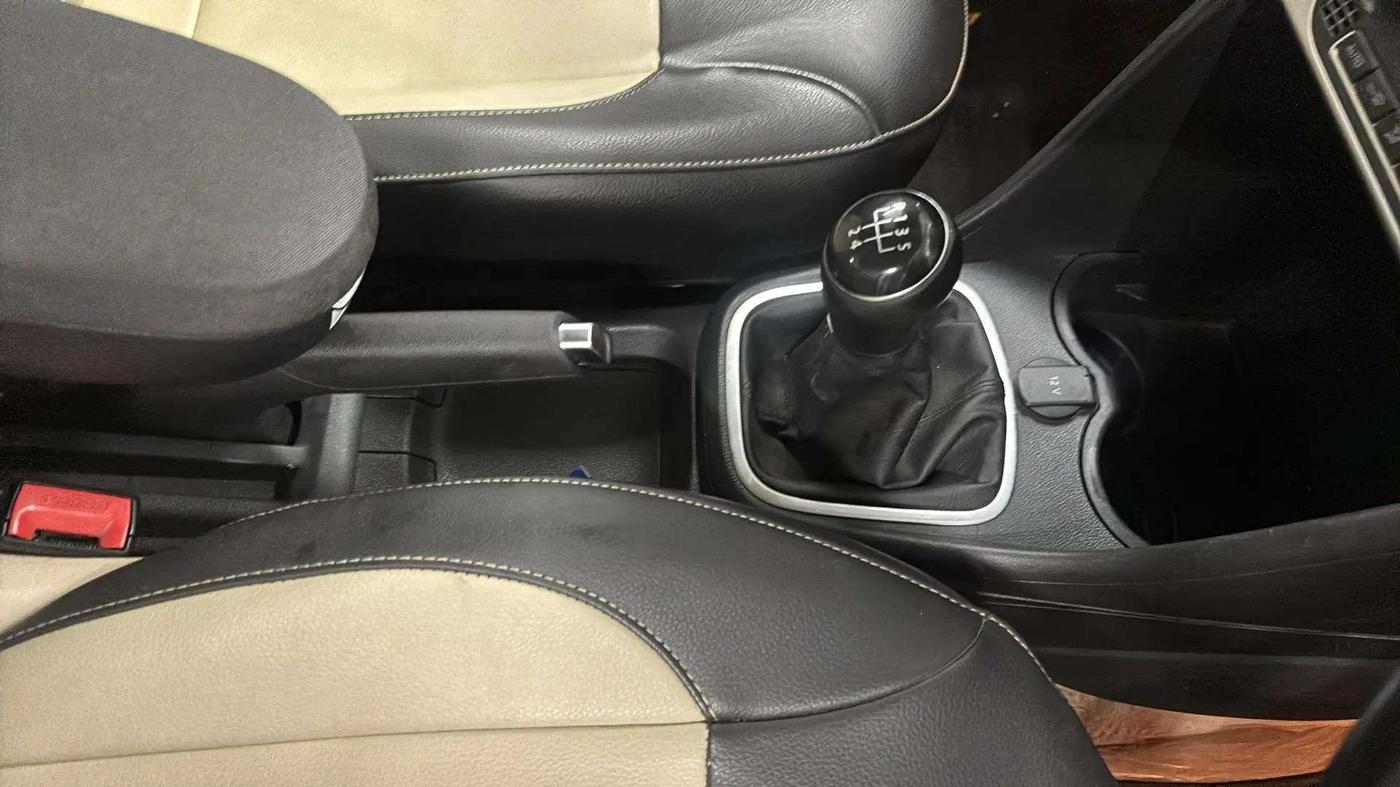2017 Volkswagen Ameo HIGHLINE1.2L, Petrol, Manual, 39,144 km, Gear Lever