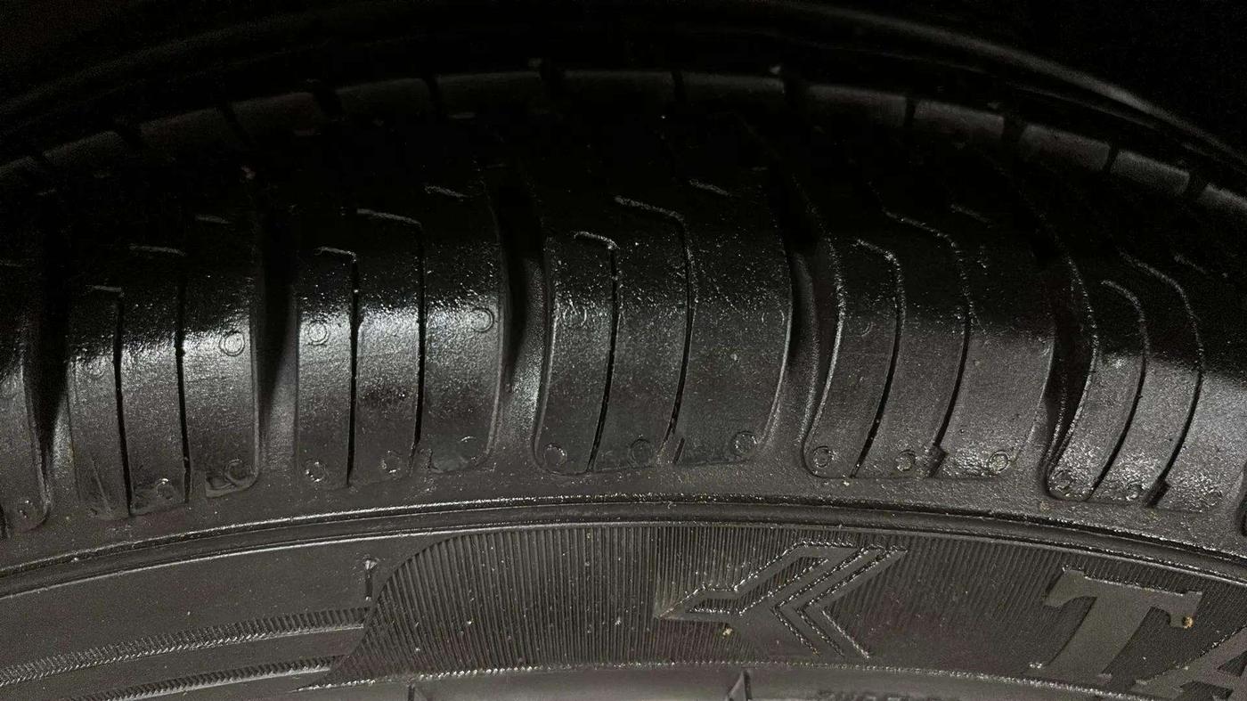 2017 Volkswagen Ameo HIGHLINE1.2L, Petrol, Manual, 39,144 km, Right Front Tyre Tread