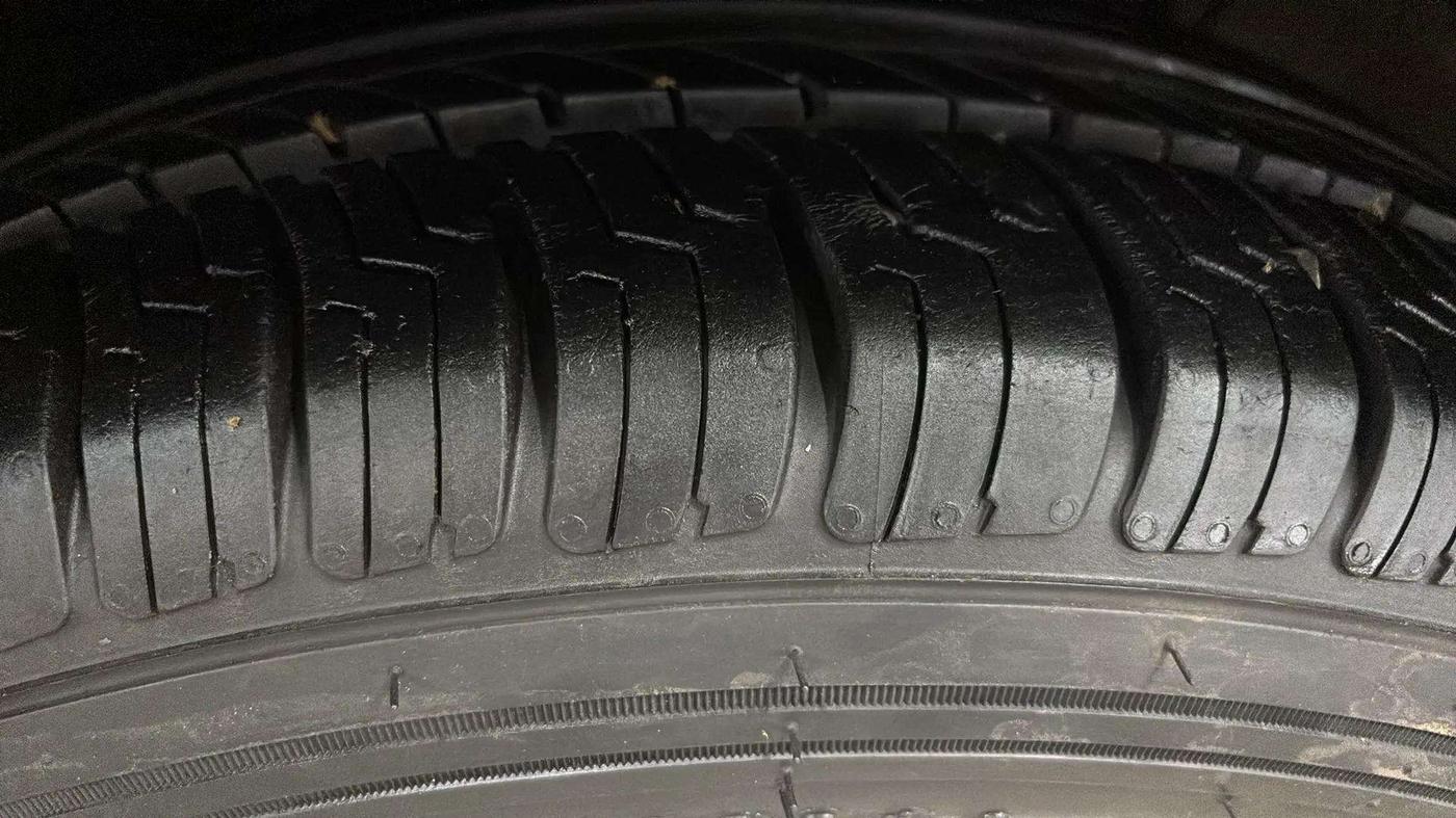 2017 Volkswagen Ameo HIGHLINE1.2L, Petrol, Manual, 39,144 km, Left Front Tyre Tread