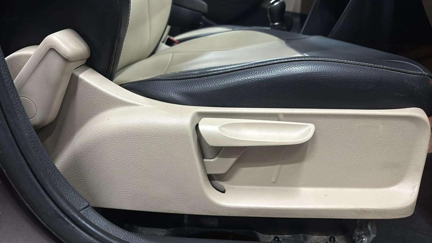 2017 Volkswagen Ameo HIGHLINE1.2L, Petrol, Manual, 39,144 km, Driver Side Adjustment Panel