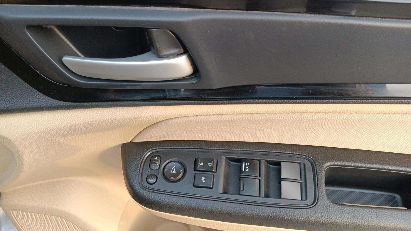 2021 Honda Amaze 1.2L I-VTEC S, Petrol, Manual, 52,618 km, Driver Side Door Panels Control