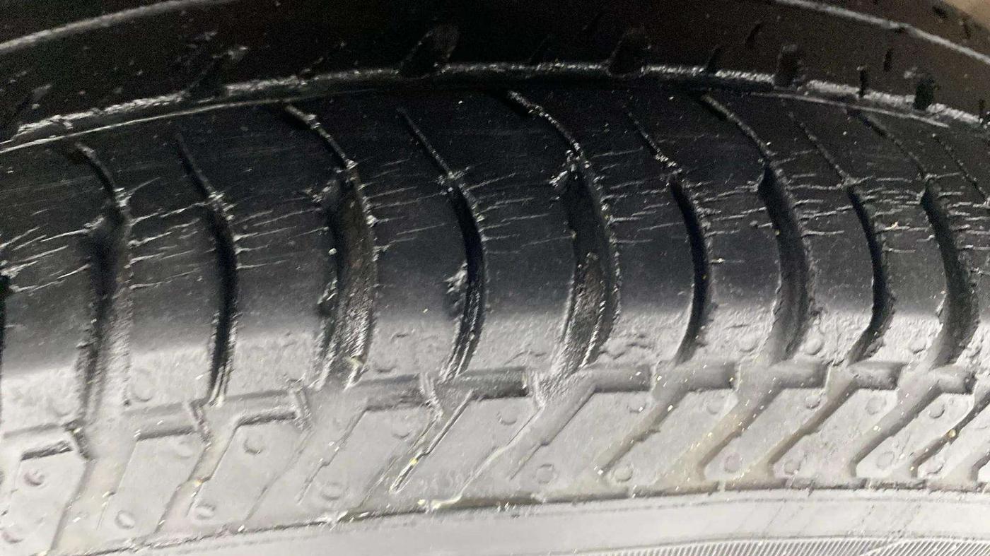 2016 Maruti Swift Dzire VXI, Petrol, Manual, 36,823 km, Left Front Tyre Tread
