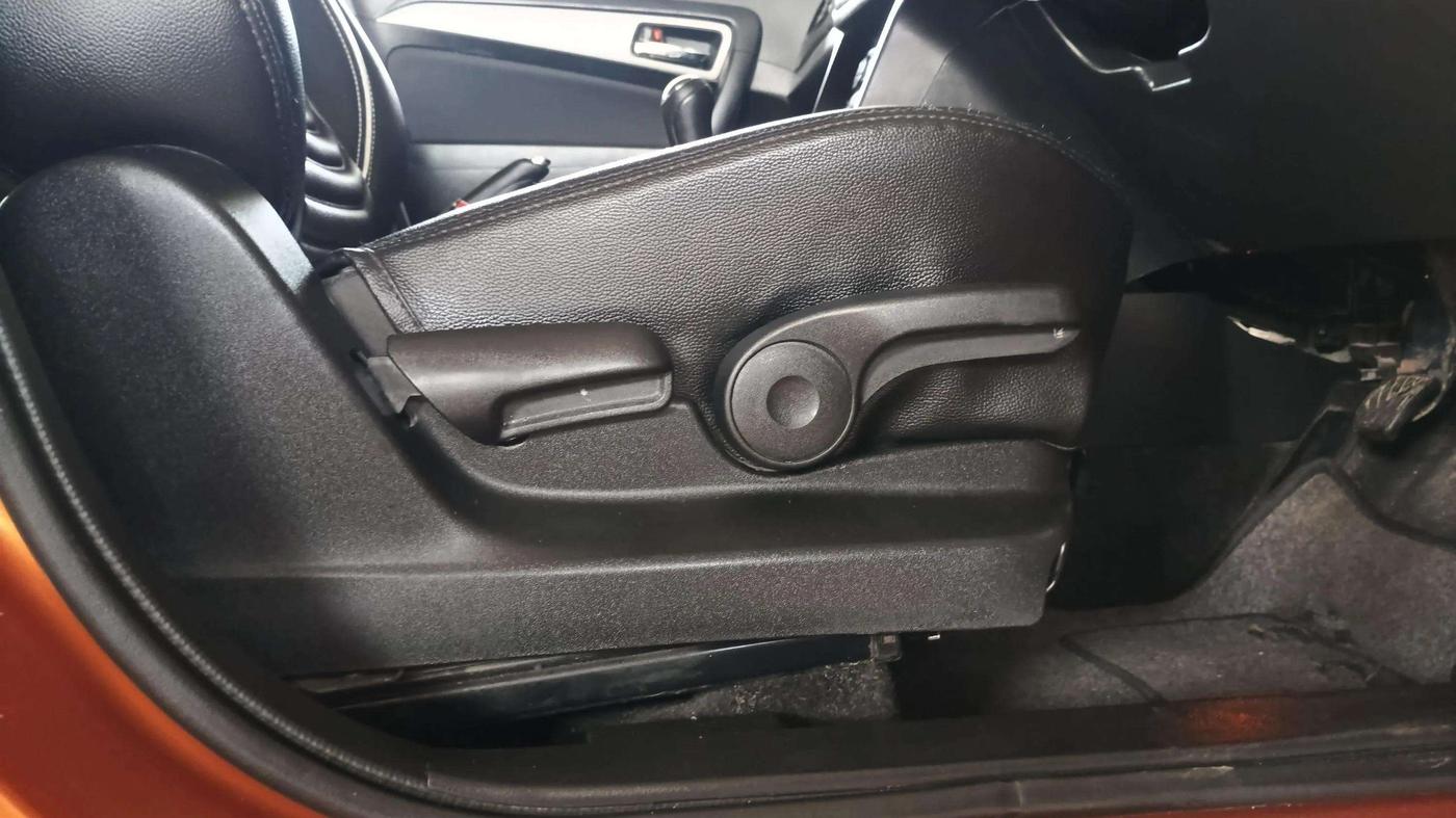 2019 Maruti Vitara Brezza ZDI PLUS DUAL TONE, Diesel, Manual, 40,179 km, Driver Side Adjustment Panel