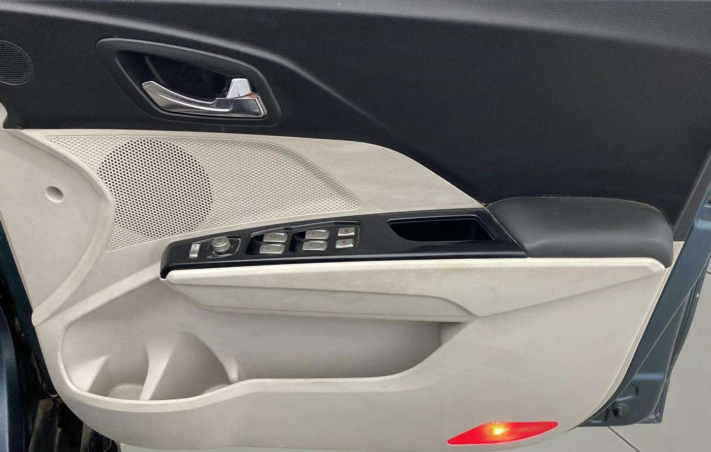 2020 Mahindra XUV300 W8 1.5 DIESEL AMT, Diesel, Automatic, 39,893 km, Driver Side Door Panels Control