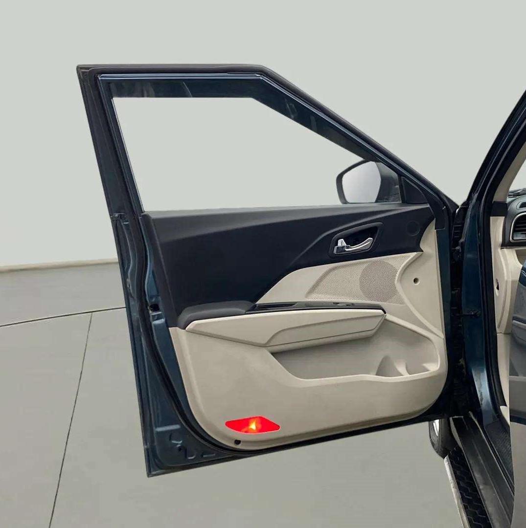 2020 Mahindra XUV300 W8 1.5 DIESEL AMT, Diesel, Automatic, 39,893 km, LHS Front Door
