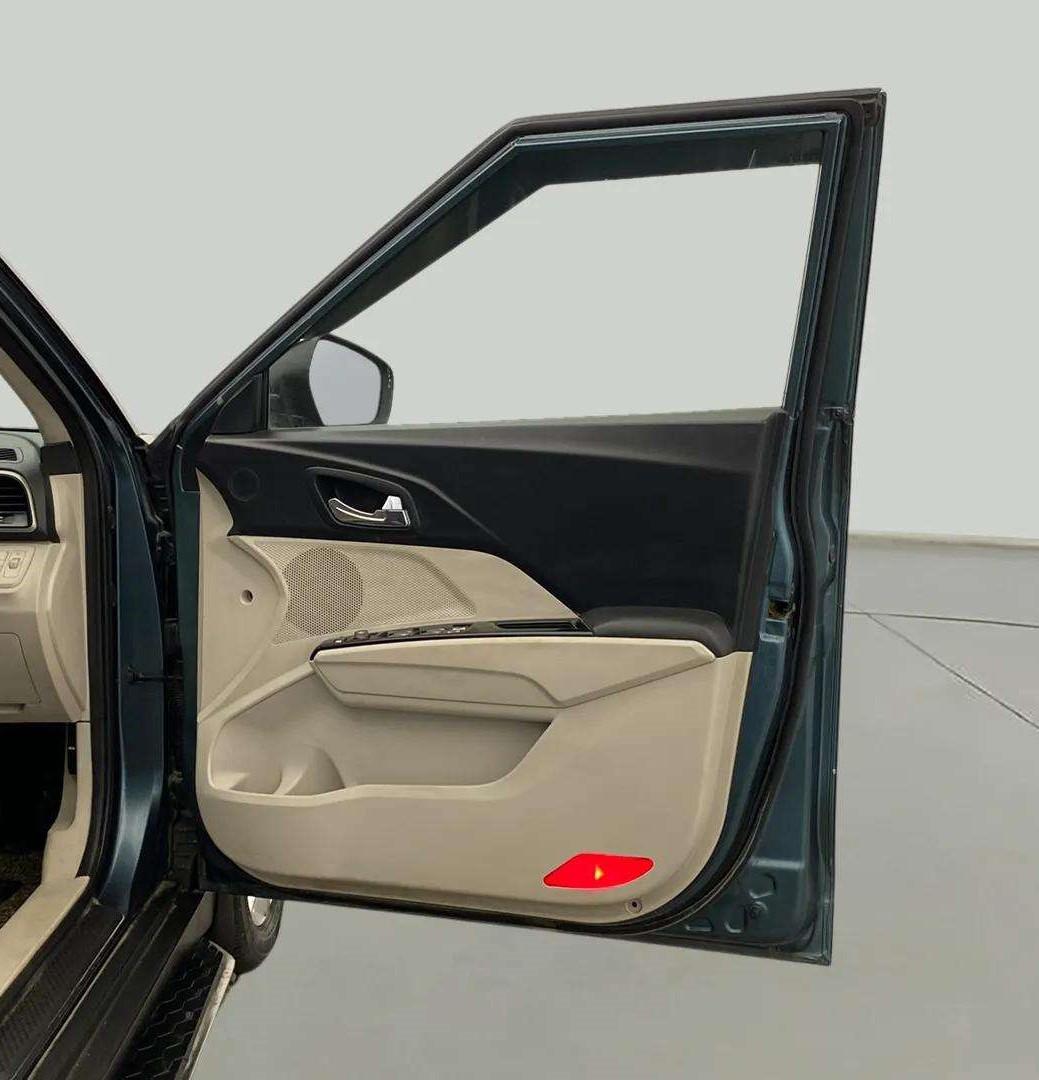 2020 Mahindra XUV300 W8 1.5 DIESEL AMT, Diesel, Automatic, 39,893 km, RHS Front Door