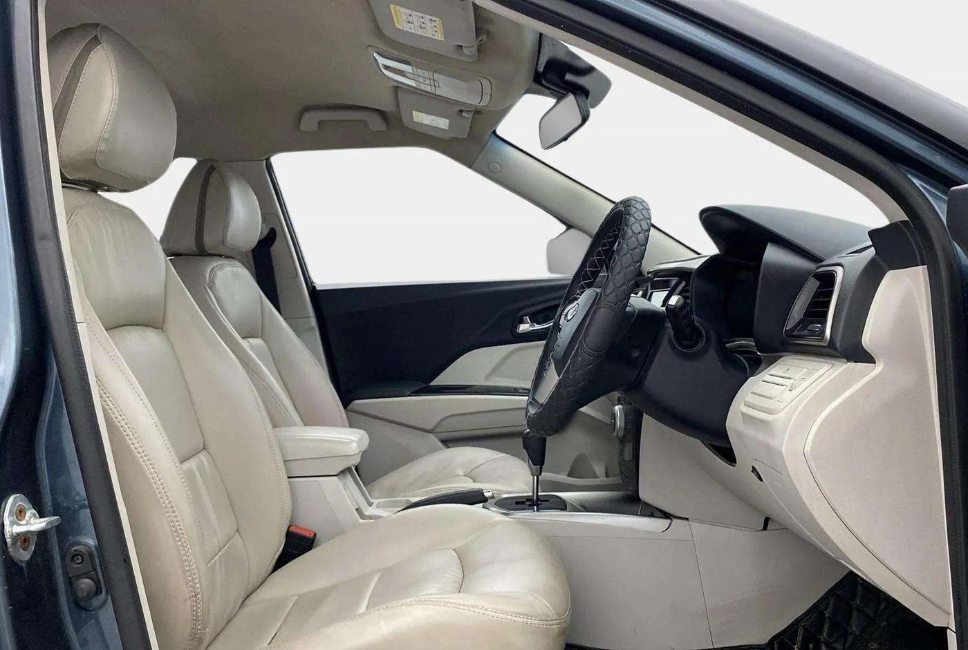 2020 Mahindra XUV300 W8 1.5 DIESEL AMT, Diesel, Automatic, 39,893 km, Right Side Front Door Cabin