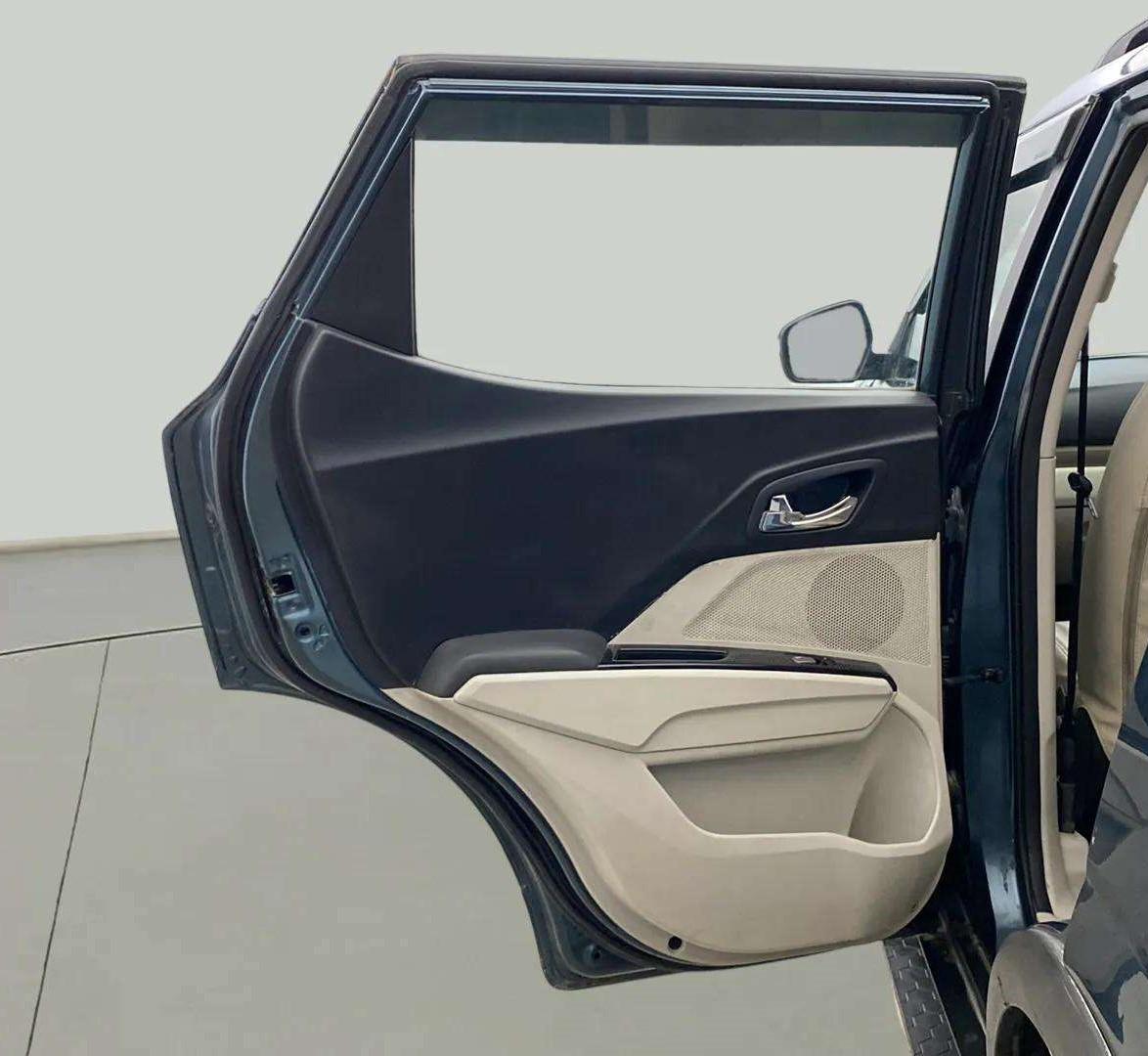 2020 Mahindra XUV300 W8 1.5 DIESEL AMT, Diesel, Automatic, 39,893 km, LHS Rear Door
