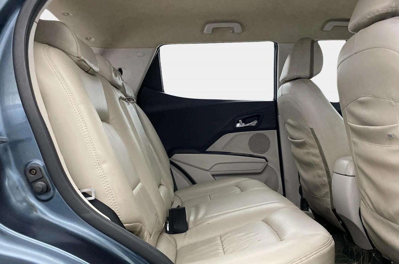 2020 Mahindra XUV300 W8 1.5 DIESEL AMT, Diesel, Automatic, 39,893 km, Right Side Rear Door Cabin