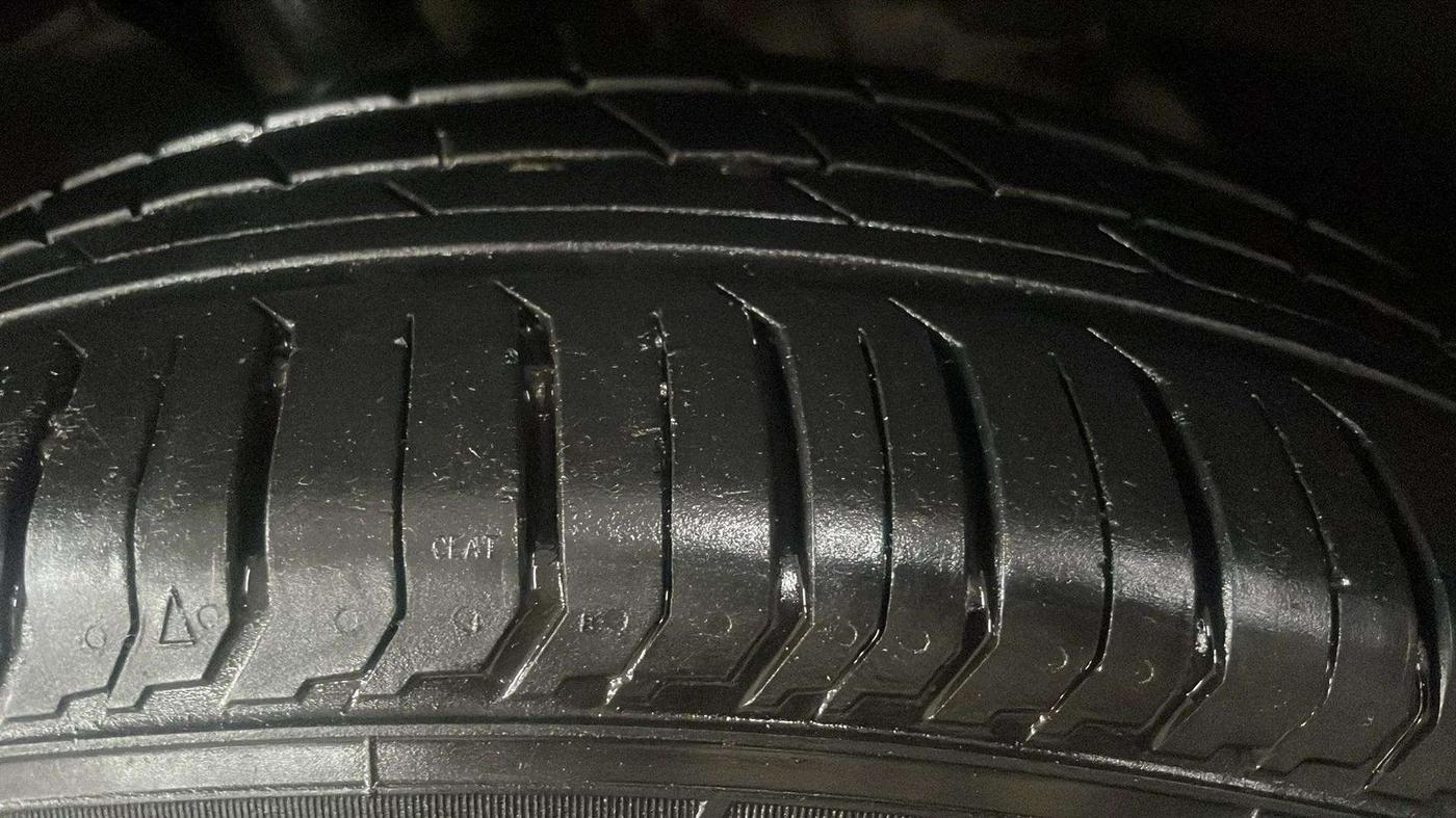 2023 Tata PUNCH ADVENTURE AMT, Petrol, Automatic, 31,690 km, Right Front Tyre Tread