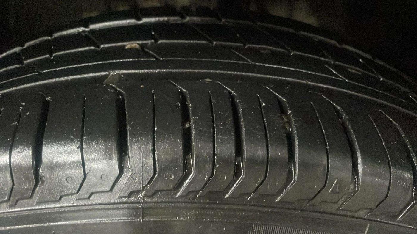 2023 Tata PUNCH ADVENTURE AMT, Petrol, Automatic, 31,690 km, Left Front Tyre Tread