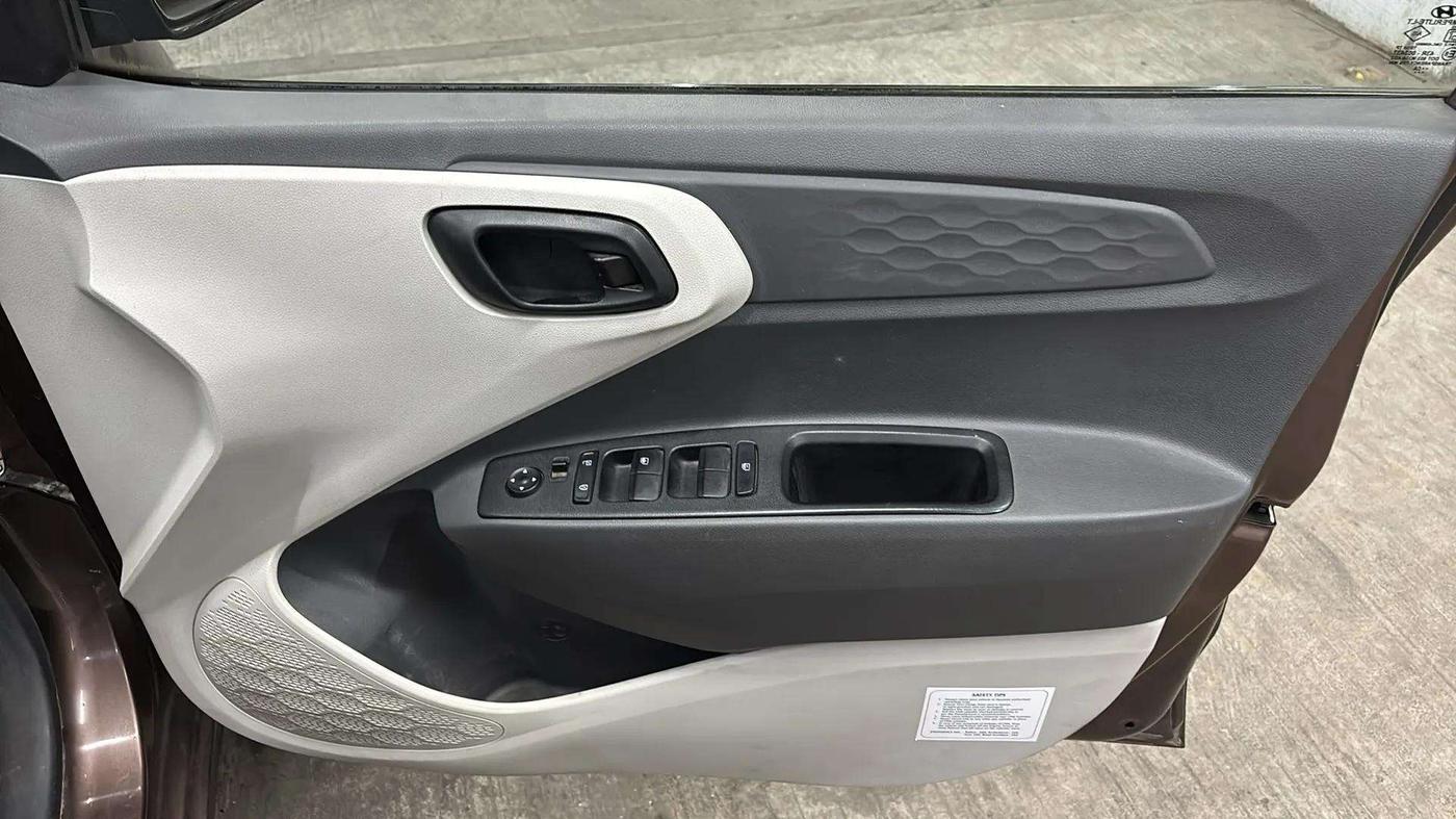 2020 Hyundai AURA S 1.2 CNG, CNG, Manual, 72,659 km, Driver Side Door Panels Control