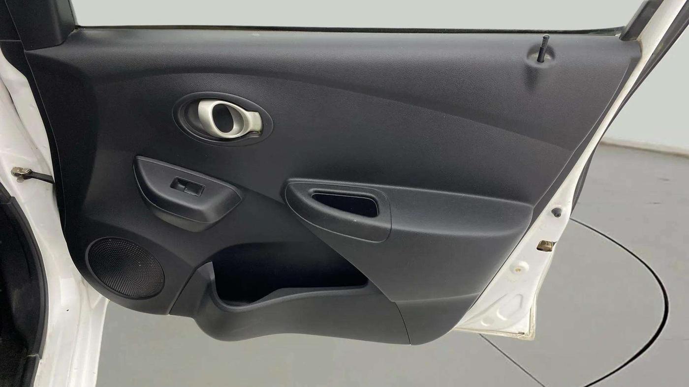 2018 Datsun Go T, Petrol, Manual, 28,251 km, Driver Side Door Panels Control