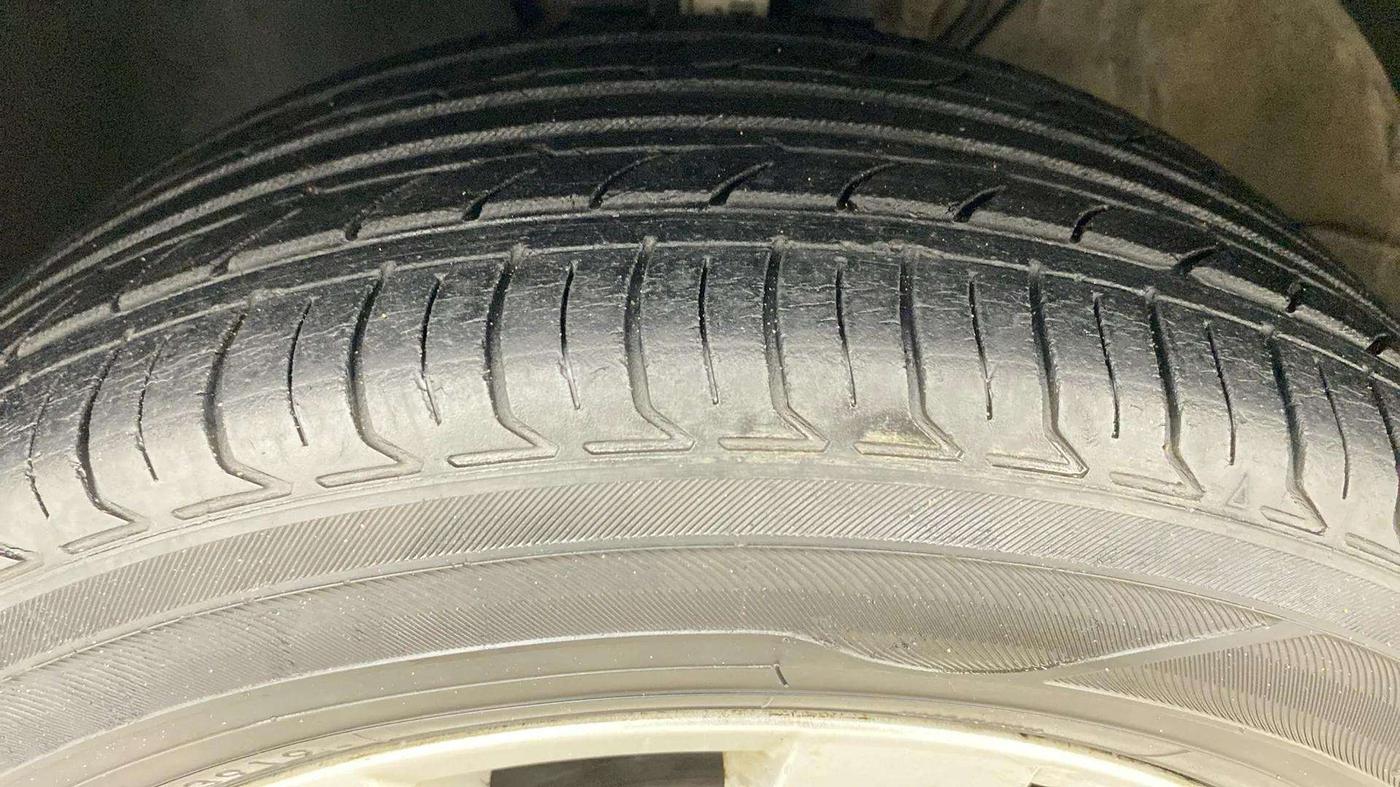 2015 Volkswagen Polo HIGHLINE1.2L, Petrol, Manual, 84,716 km, Left Front Tyre Tread