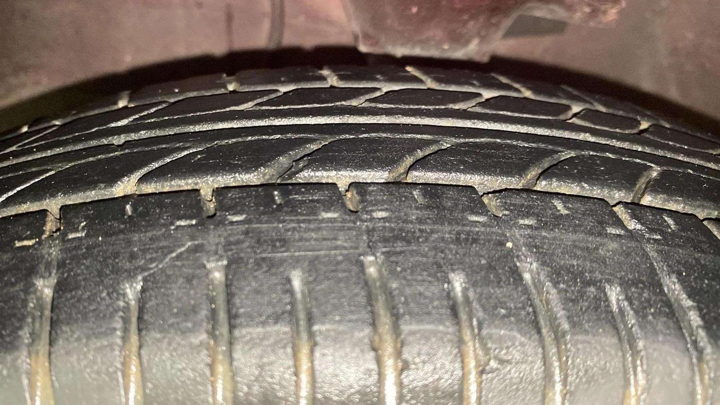 2015 Hyundai i10 SPORTZ 1.1, Petrol, Manual, 12,918 km, Left Front Tyre Tread