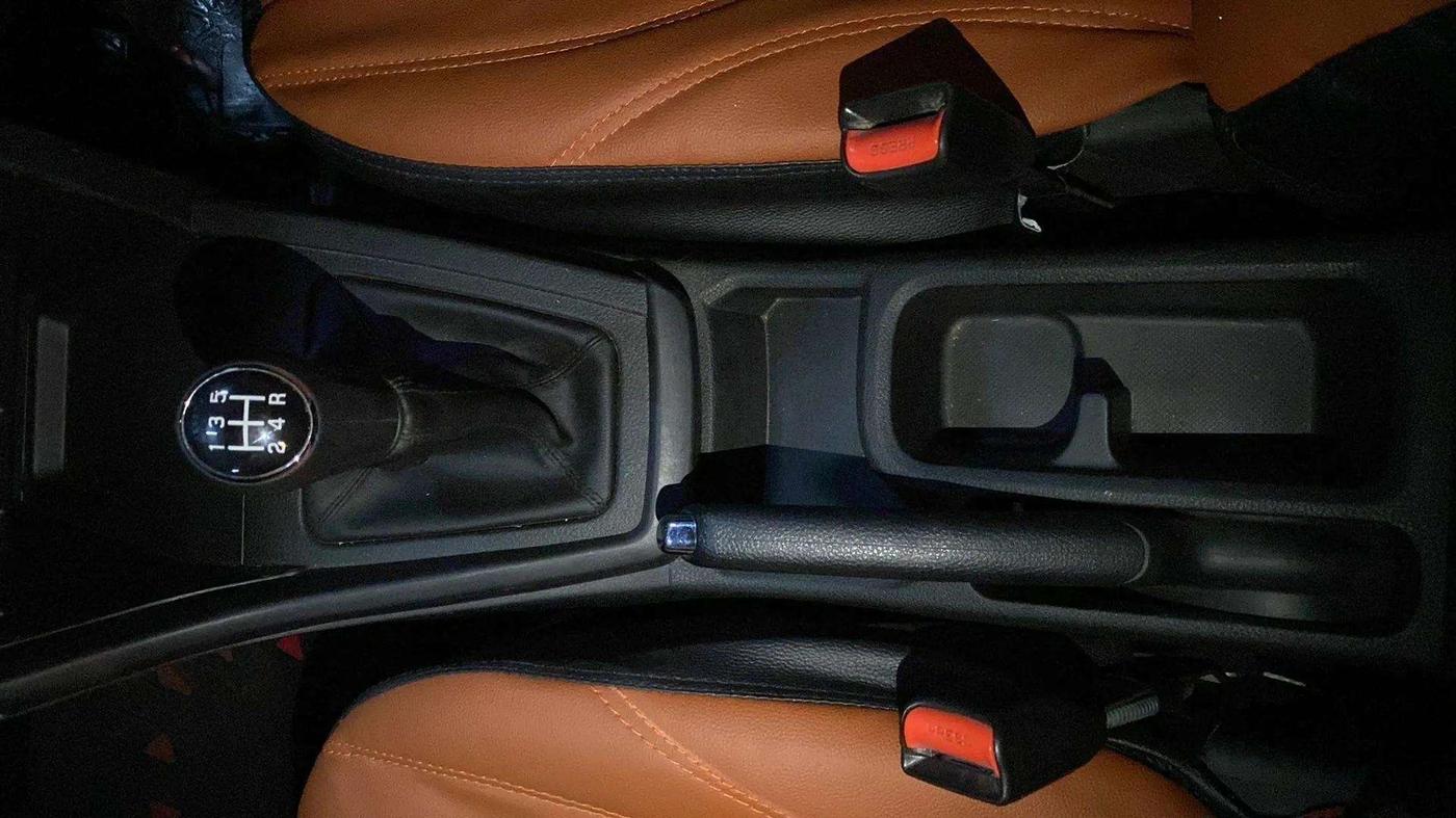 2022 Maruti BREZZA LXI SMART HYBRID, Petrol, Manual, 38,545 km, Gear Lever