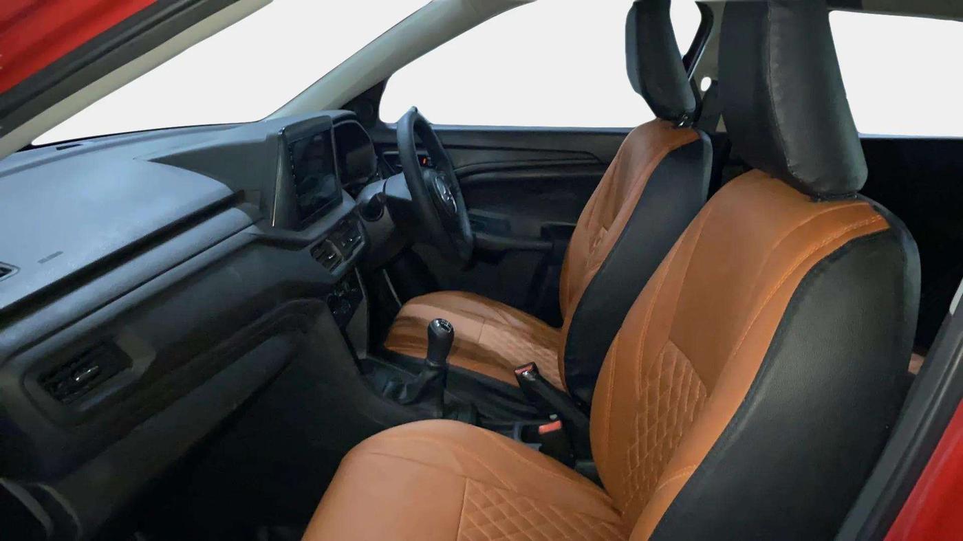 2022 Maruti BREZZA LXI SMART HYBRID, Petrol, Manual, 38,545 km, Right Side Front Door Cabin