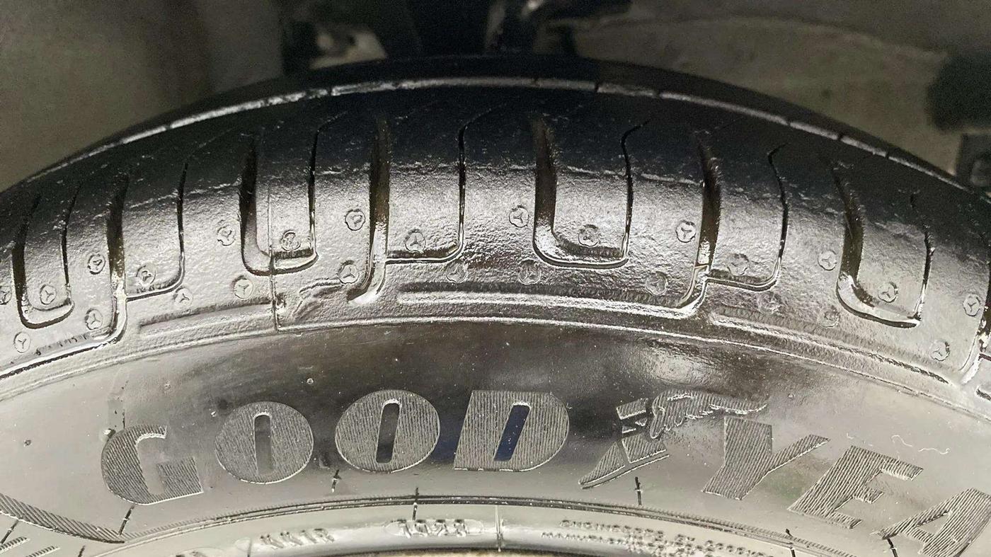 2014 Hyundai i10 MAGNA 1.1, Petrol, Manual, 38,439 km, Right Front Tyre Tread