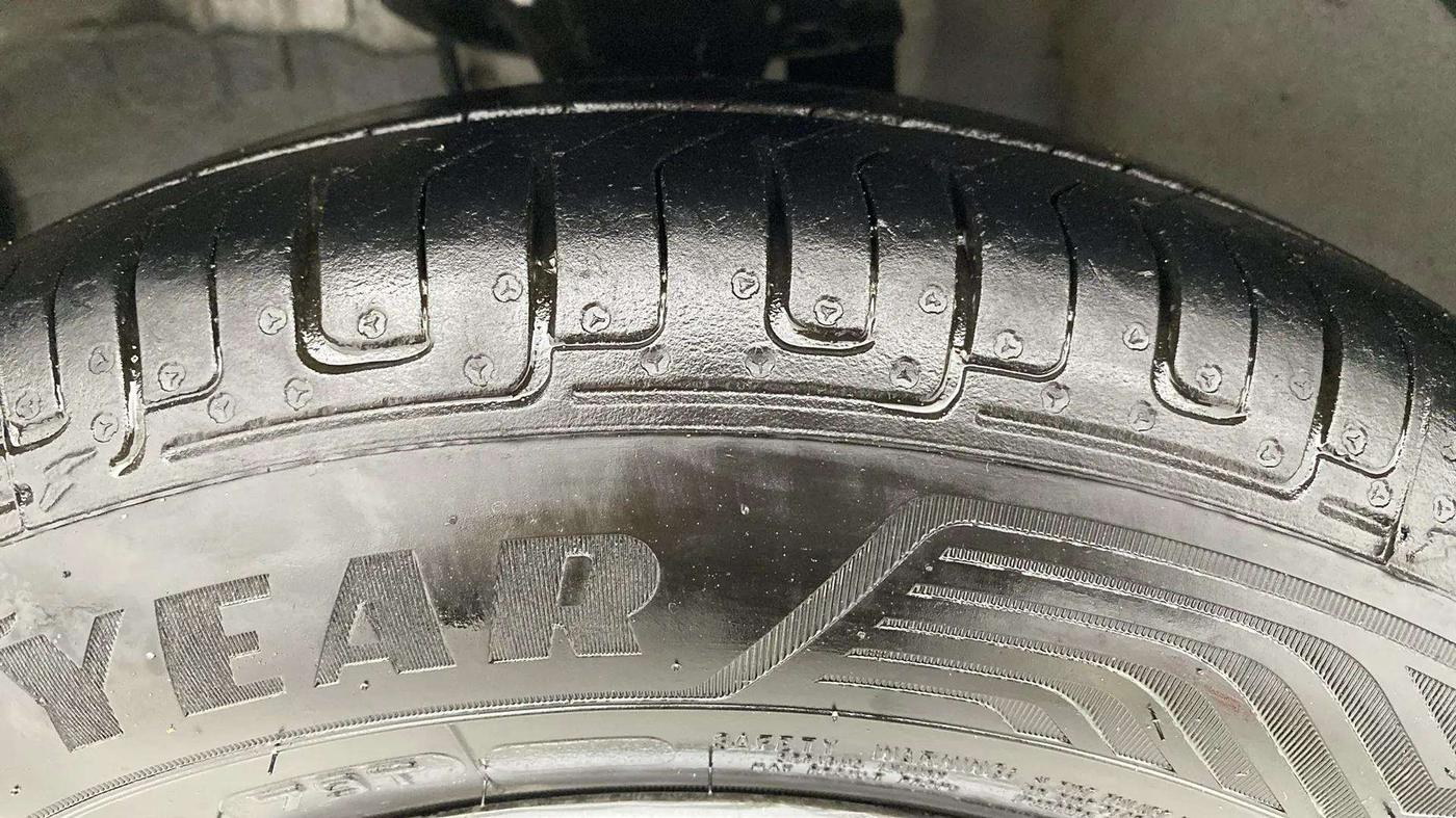 2014 Hyundai i10 MAGNA 1.1, Petrol, Manual, 38,439 km, Left Front Tyre Tread