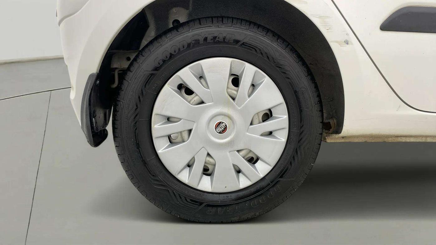 2014 Hyundai i10 MAGNA 1.1, Petrol, Manual, 38,439 km, Right Rear Wheel
