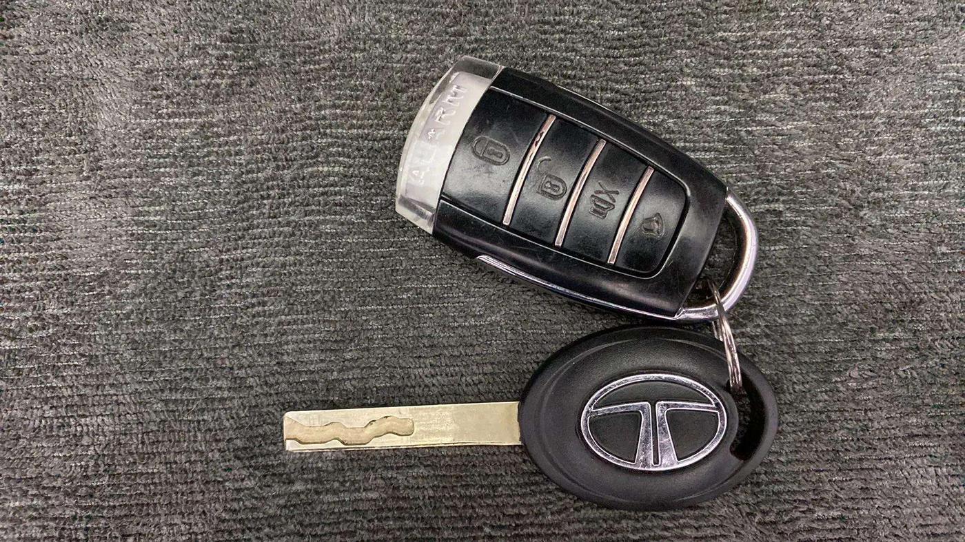 2020 Tata ALTROZ XM PETROL, Petrol, Manual, 25,942 km, Key Close Up