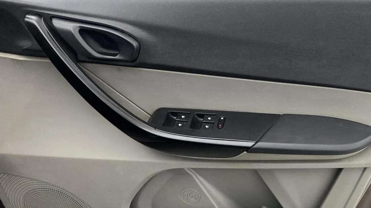 2017 Tata Tiago XT PETROL, Petrol, Manual, 71,061 km, Driver Side Door Panels Control