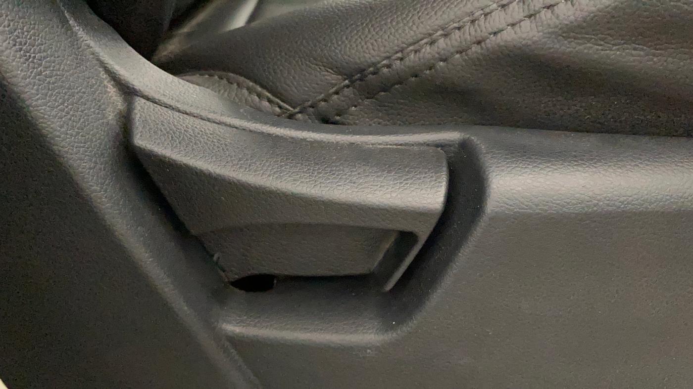 2019 Mahindra XUV300 W6 1.2 PETROL, Petrol, Manual, 67,763 km, Driver Side Adjustment Panel