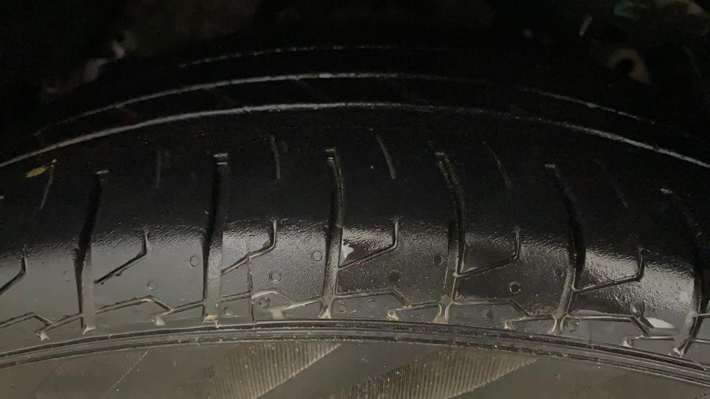 2019 Mahindra XUV300 W6 1.2 PETROL, Petrol, Manual, 67,763 km, Left Front Tyre Tread