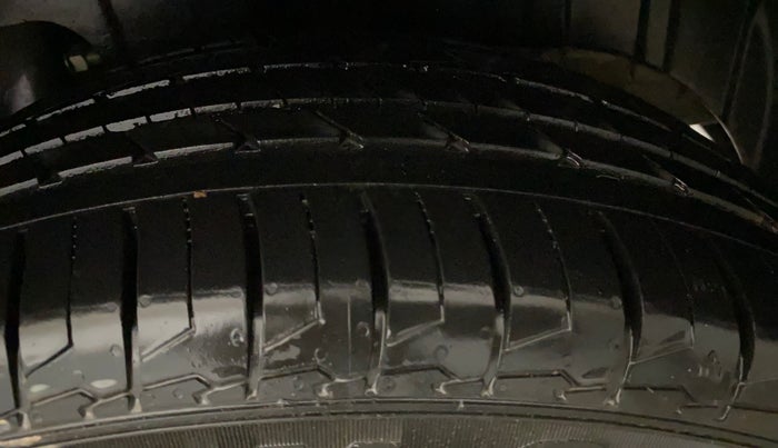 2019 Mahindra XUV300 W6 1.2 PETROL, Petrol, Manual, 67,763 km, Left Rear Tyre Tread