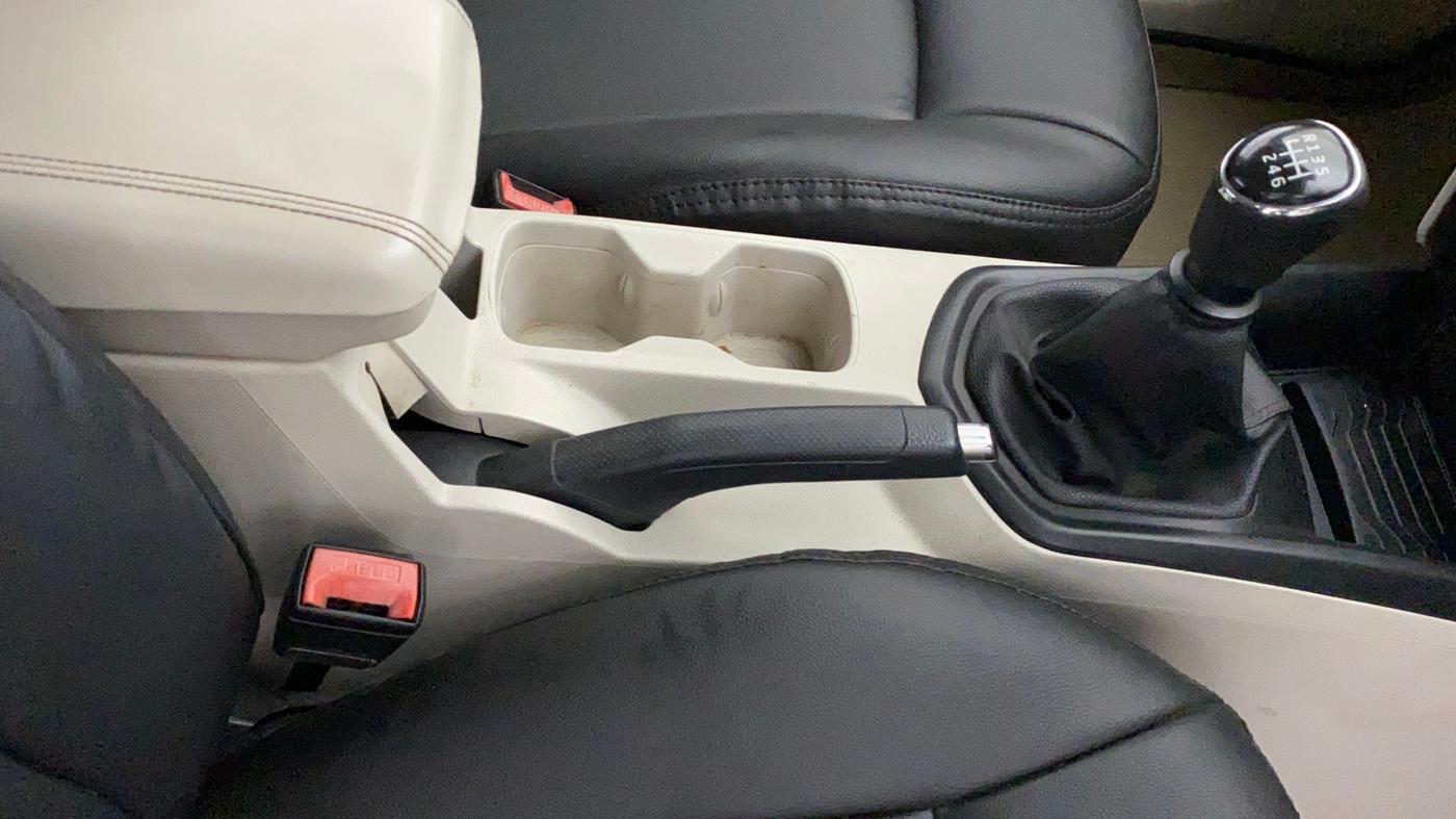 2019 Mahindra XUV300 W6 1.2 PETROL, Petrol, Manual, 67,763 km, Gear Lever